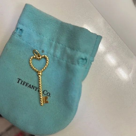 Authentic twisted heart key pendant charm in 18k gold - Picture 3 of 3